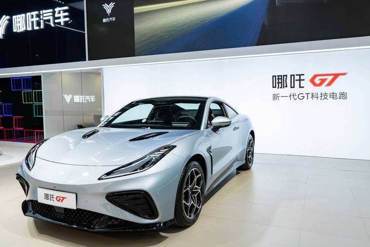 东莞184哪吒汽车在智能汽车领域的表现，领途汽车在新能源汽车市场中的影响力